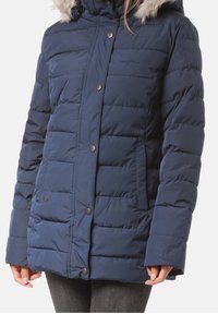 Chaqueta acolchada azul marino con capucha de piel sintética, diseño acolchado, botones a presión y bolsillos laterales. Cuenta con un material duradero y resistente al agua.