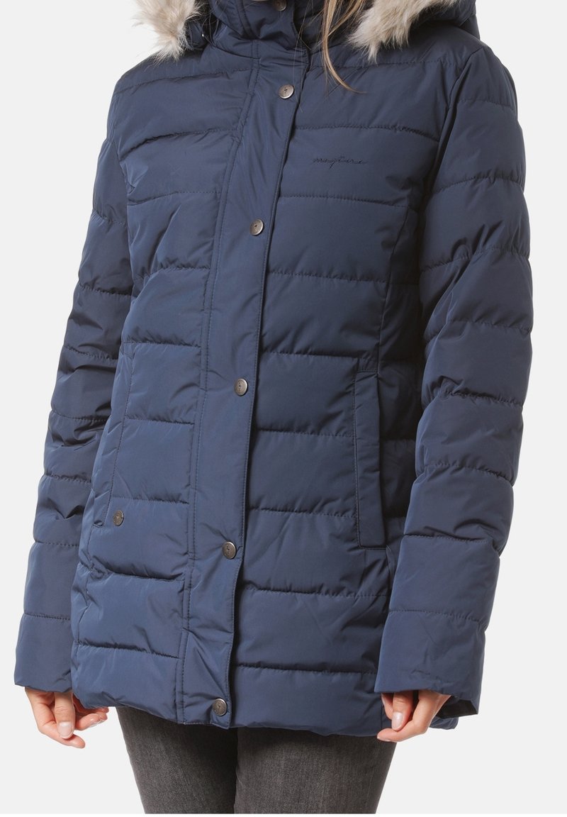 Chaqueta acolchada azul marino con capucha de piel sintética, diseño acolchado, botones a presión y bolsillos laterales. Cuenta con un material duradero y resistente al agua.