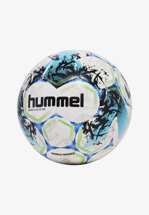 Hummel Inspire Club Lite 290 fotboll har en hexagonal design i vitt, blått, grönt och svart med texturerad yta och dubbelbunden konstruktion.