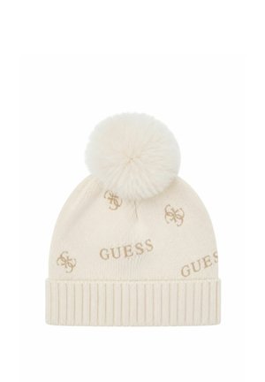 Cappello lavorato a maglia color crema con un grande pon pon sulla cima, polsino a coste e loghi e simboli "GUESS" marrone chiaro stampati sul tessuto.