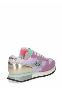 Wielokolorowy sneaker z fioletową zamszową cholewką, srebrnymi i złotymi akcentami, turkusową podeszwą środkową i czarną gumową podeszwą zewnętrzną.