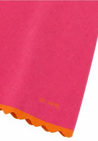 Tissu rose vif avec bordure orange festonnée et petit texte « OH APRIL » brodé en orange près de l'ourlet.
