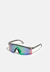 Ochelari de soare cu un lentilă curbată, cu un gradient multicolor care trece de la verde la albastru și roșu, având o montură subțire de culoare gri închis.