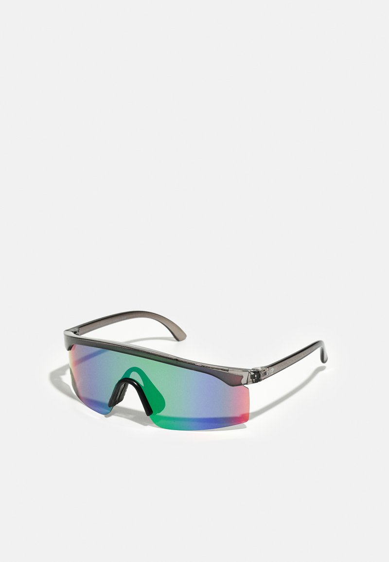 Ochelari de soare cu un lentilă curbată, cu un gradient multicolor care trece de la verde la albastru și roșu, având o montură subțire de culoare gri închis.