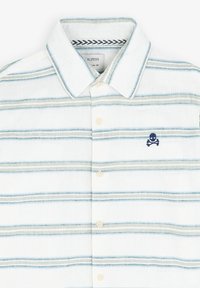 Camicia da uomo con bottoni realizzata in tessuto leggero, con strisce orizzontali blu e verdi su sfondo bianco, decorata da un piccolo logo a forma di teschio.