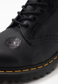 Dr. Martens Stivaletti stringati - black
