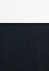 Tumma sininen puuvillakangas, jossa on sileä pinta, moderni muotoilu ja hienovarainen viistovarsi. Ei näkyviä metalliosia tai koristeita.