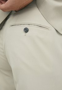 Jack & Jones PREMIUM JPRFRANCO TROUSER - Pantalones chinos - pure cashmere