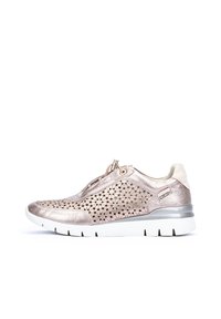 Zapatillas de deporte en oro rosa con diseño perforado, acentos metálicos, suela blanca y cierre de cremallera. Cuenta con una plantilla acolchada y acabado texturizado.