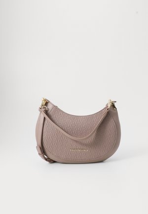 Sac à main en forme de croissant Valentino taupe avec motif logo embossé et ferrures dorées sur fond blanc uni.