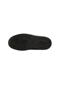 Suela de zapato de goma negra con patrones texturizados, con motas rojas y ranuras para tracción. Forma plana con bordes redondeados.