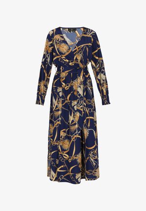 Długa granatowa sukienka z kopertowym fasonem, zdobiona złotymi wzorami kwiatowymi i łańcuszkami. Długie rękawy z marszczonymi mankietami i wiązaniem w talii.
