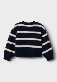 Pull en tricot bleu marine avec des rayures horizontales rose pâle sur le corps et les manches, poignets et ourlet côtelés.