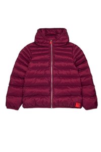 Veste rembourrée bordeaux avec capuche, présentant un design matelassé horizontal, une fermeture éclair à l'avant et une petite étiquette orange sur le côté gauche.