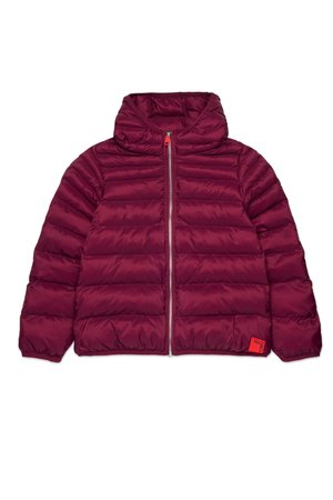 Burgunderfarget pufferjakke med hette, med horisontal quiltet design, glidelås foran, og et lite oransje merke på venstre side.