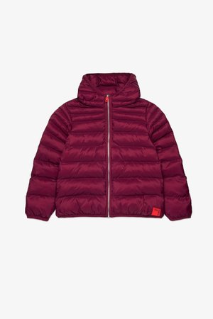 Maroon pufasta jakna s kapuljačom, s horizontalnim kvadratnim dizajnom, prednjim patentnim zatvaračem i malom narančastom oznakom s lijeve strane.