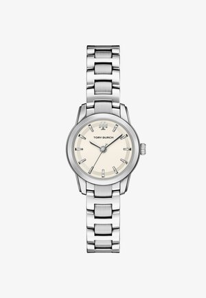 Silberfarbene Tory Burch Armbanduhr mit einem cremefarbenen Zifferblatt, silbernen Stundenmarkierungen, drei Zeigern und einem Gliederarmband aus Metall.