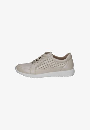Jasno beżowe skórzane sneakersy z perforowanymi bokami, płaską białą gumową podeszwą i sznurowanym zapięciem. Okrągły czubek i gładka faktura.