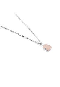 El collar de cadena de plata presenta un colgante en forma de oso rosa con un acabado suave y un contorno elegante.