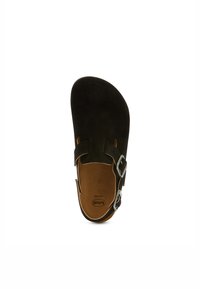 Svart mocka slip-on sandal med justerbar silverfärgad sp�änne och brun vadderad innersula med "Scholl"-logotyp på vit bakgrund.