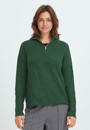 Pull en tricot côtelé vert avec un col zippé jusqu'au quart, des manches longues et une coupe décontractée. La texture semble douce avec un motif tonal subtil.
