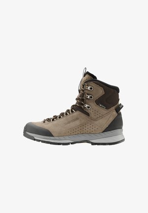 Halflange wandelschoen in bruin suede en mesh, met metalen veterogen, textuuraccenten, rubberen teengedeelte en een robuuste grijze zool.
