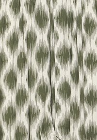 Weißer Stoff mit einem olivgrünen Ikat-Muster, das verschwommene kreisförmige Formen mit vertikalen Streifen zeigt.