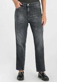 Jean en denim noir à coupe droite, avec de grandes poches avant et une fermeture classique à boutons. Texture lisse et délavage minimal.