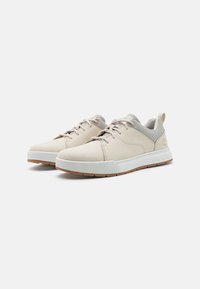 Helle beigefarbene Schnürsneaker mit einem Obermaterial aus glattem Leder, grauen Lederakzenten, weißer Zwischensohle und Gummisohle.