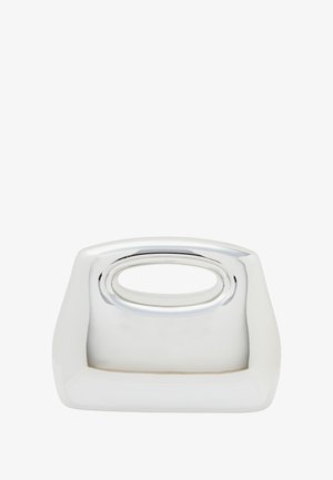 Sølvmetalgenstand med en glat, reflekterende overflade, rektangulær form, afrundede kanter og et ovalt udskåret håndtag øverst.