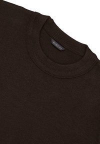 Ciemnobrązowy sweter wykonany z miękkiego materiału, z ribbowanym okrągłym dekoltem i estetycznymi szwami. Metka na szyi informuje "Borgio."
