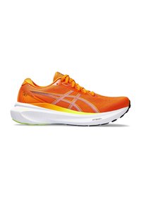 Des chaussures de sport orange vif avec un dessus en mesh respirant, des accents jaunes et une épaisse semelle blanche. Présente un logo et des détails blancs contrastants.