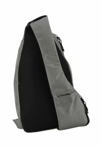 Zaino in tessuto grigio con schienale in rete, dotato di una tasca laterale e spallacci imbottiti. Chiusure a zip visibili lungo i lati.