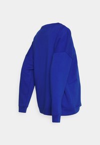 Sweatshirt bleu avec une coupe décontractée, des manches longues, des poignets côtelés et un col rond. Le tissu semble doux avec une texture lisse.