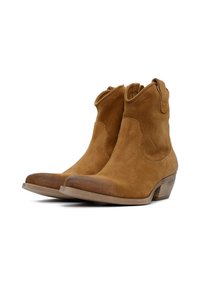 Stivaletti alla caviglia in suede beige con tacco basso e impilato, punta tondeggiante e linguette all'altezza della caviglia. Texture liscia con una punta leggermente più scura.
