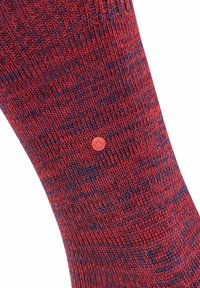 Czerwono-granatowe skarpetki w wzory z żebrowanym mankietem, z małym okrągłym logo z boku. Wykonane z teksturowanego materiału dzianinowego.