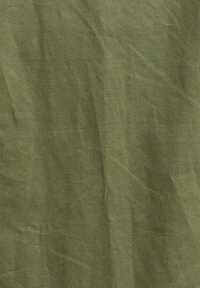 Ύφασμα ελιάς πράσινο με ορατές πτυχώσεις και απαλή υφή, ομοιόμορφα φωτισμένο χωρίς διακριτικά μοτίβα ή αντικείμενα.