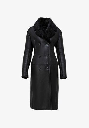 Cappotto di pelle nera con design doppiopetto, ampio colletto riccio, maniche lunghe e chiusure con bottoni, caratterizzato da una texture liscia e affusolata.