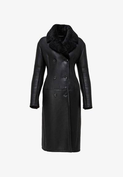 Melnas ādas mētelis ar dubulto pogu dizainu, plašu viļņotu apkakli, garām piedurknēm un pogu aizdari, ar gludu, elegantu tekstūru.