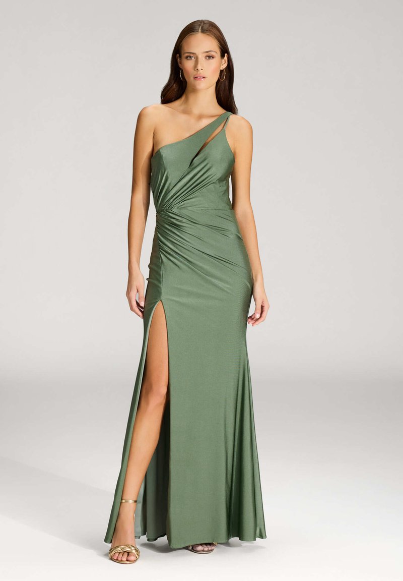 Robe verte à une épaule avec fente latérale et détails froncés. Tissu lisse et élégant avec une légère brillance, design long jusqu'au sol, accents dorés simples.