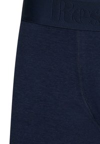 Marineblaue Herrenunterwäsche mit einem elastischen, markierten Bund, glatter Textur und passgenauer Form mit Flachnähten.