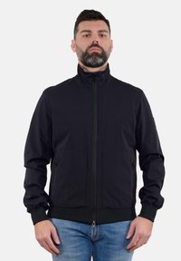 Giacca nera con zip, colletto alto, tasche frontali, polsini e orlo elasticizzati; texture liscia, design moderno, adatta per un look informale.
