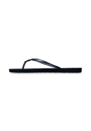 Schwarze flache Flip-Flop-Sandale mit dünnen glitzernden Y-förmigen Riemen und einfacher Sohle, seitlich auf weißem Hintergrund gesehen.