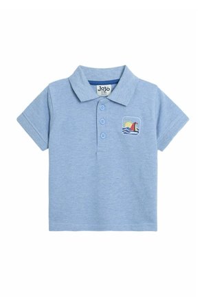 Lysblå polo T-shirt med korte ærmer. Har en tre-knaps placket og et broderet patch af en sejlbåd mod solen. Materialet er bomuld.