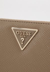 Guess LAUREL MEDIUM ZIP AROUND - Portefeuille - dark taupe