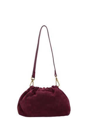 Blød bordeaux ruskindstaske med samlet top og justerbar skulderrem med guldfarvede metalklemmer.