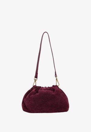 Blød bordeaux ruskindstaske med samlet top og justerbar skulderrem med guldfarvede metalklemmer.