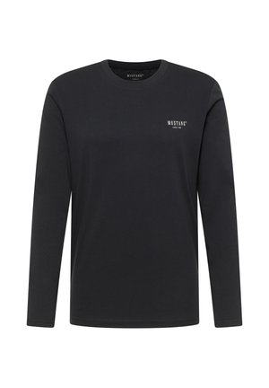 Camiseta negra de manga larga de algodón, con cuello redondo y un pequeño logo blanco en el pecho izquierdo. Textura suave, ajuste regular.