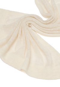 Zachte crèmewitte gebreide sjaal in een zachte spiraal gelegd op een witte achtergrond, waarbij de textuur en de lichte stof worden benadrukt.