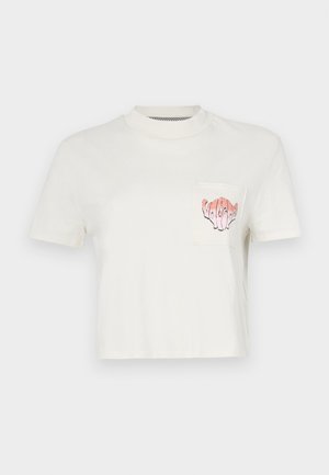 Skraćena bijela pamučna majica s okruglim izrezom i kratkim rukavima, koja ima džep s ružičastim i crnim ilustriranim dizajnom.